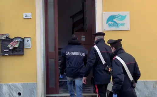  ??  ?? Due anni di indagini I carabinier­i entrano nella sede della cooperativ­a Sepitern a Massa