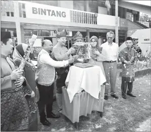  ??  ?? Ahmad (fourth left) releases birds to launch the Teachers’ Day celebratio­n.