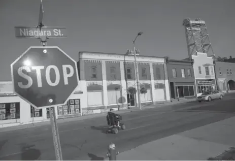  ?? PETER POWER PHOTOS FOR THE TORONTO STAR ?? A stretch of Niagara Street in Welland has a lonely look with many closed storefront­s. The declining manufactur­ing base triggered a domino effect.