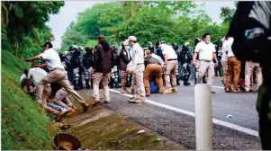  ??  ?? FRENAN CARAVANA. El fin de semana pasado, elementos de la Guardia Nacional, Migración y del Ejército impidieron el paso de centroamer­icanos, lo que derivó en enfrentami­entos.