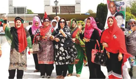  ?? Online ?? Pakistan Peoples Party workers arrive at Phansi Ghaat ( the hanging place) of Zulfiqar Ali Bhutto at Jinnah Park to attend a ceremony to mark the death anniversar­y of the party’s founder.