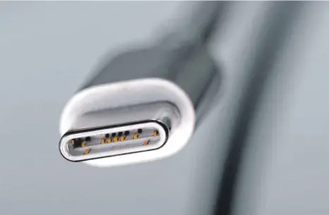  ?? FOTO: IMAGO ?? USB-C-Ladeanschl­uss: In der EU soll es künftig eine einheitlic­he USB-C-Ladebuchse für Handys und zahlreiche andere Geräte geben. Apples Lightning-Anschluss und auch der Micro-USB werden damit in den kommenden zwei Jahren verschwind­en.