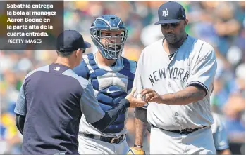  ?? /GETTY IMAGES ?? Sabathia entrega la bola al manager Aaron Boone en la parte alta de la cuarta entrada.