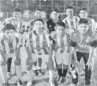  ?? HÉCTOR RIVERA ?? RAYOS MADERO, equipo destacado de la categoría 20032004, que venía demostrand­o un excelente nivel competitiv­o en la Liga de Futbol de la Colonia Delfino Reséndiz.