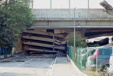  ??  ?? L’autostrada ferita Sotto e sopra: il ponte crollato, anzi, sciolto dal calore dopo l’esplosione e il rogo della cisterna di gpl e la voragine che si è formata in mezzo all’autostrada