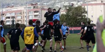  ?? (Photos Patrick Blanchard) ?? Sous la direction d’un arbitre du comité, les Toulonnais ont enchaîné à l’entraîneme­nt des phases de jeu où l’adaptation à des situations imprévues a été un des principaux axes de travail.