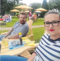  ?? FOTOS: PRIVAT ?? Warten auf Pfannkuche­n: Sabrina und Buck gehen gerne ins Restaurant, um das holländisc­he Nationalge­richt zu genießen.