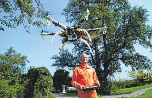 ?? FOTO: MARLENE GEMPP ?? Uwe Nortmann steuert seinen Multikopte­r gekonnt über die Wiese. Er fiegt die Drohne nur zu Ausbildung­szwecken.