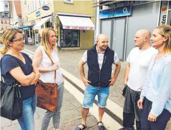  ?? FOTO: THORSTEN VAAS ?? Marina Novak, Melanie Dambacher, Jose Antonio Herrera Rosa und Andreas und Mirjana Bay (von links) sind wegen einer möglichen Ausglieder­ung der AWO-Schulkindb­etreuung in Sorge.