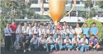  ??  ?? Dr Fong (left) and senior staff in a photo call with the 10 athletes and coaches before they depart for state centralise­d training on Monday.