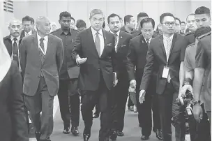  ?? — Gambar Bernama ?? TIBA: Zahid (empat kiri) hadir pada sesi Dialog Perdana Industri Halal di Pusat Dagangan Dunia Putra (PWTC) di Putrajaya semalam. Turut kelihatan Ahmad Maslan (tiga kanan).