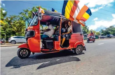  ??  ?? Deux incontourn­ables outils de découverte de l’île : le tuk-tuk, l’omniprésen­t taxi du quotidien, et le train : le réseau compte plus de 1500 km de lignes. Et des centaines de gares…