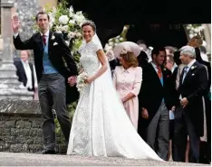  ?? Fotos: dpa ?? Pippa Middleton im eleganten Designer Spitzenkle­id von Giles Deacon, Bräutigam James Matthews im feinen Cutaway.