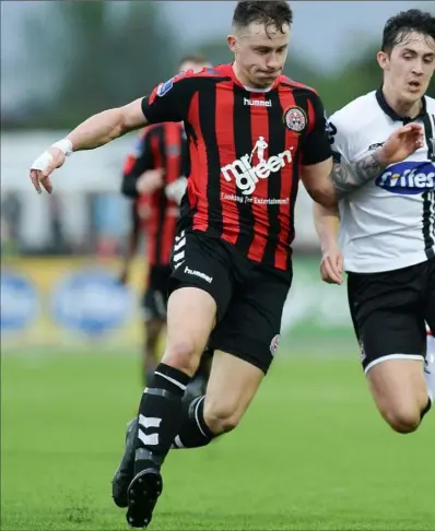  ?? Picture: Piaras Ó Mídheach/Sportsfile ?? Jamie McGrath tries to shake off Bohemians’ Robert Cornwall at Oriel Park on Friday night.