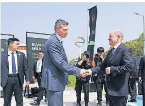  ?? FOTO: COVESTRO ?? Handschlag unter Chefs: Covestro-Boss Markus Steilemann begrüßt Kanzler Olaf Scholz in China.