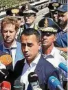  ??  ?? Vize-ministerpr­äsident Luigi Di Maio am Unglücksor­t. Foto: dpa