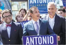  ?? Santiago Mejia / The Chronicle ?? Antonio Villaraigo­sa ( center) welcomes endorsemen­ts in his gubernator­ial bid from ex- S. F. Supervisor David Campos ( left) and ex- Mayor Art Agnos during a Bay Area campaign trip May 11.