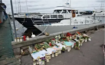  ?? FOTO: TARIQ MIKKEL KHAN ?? Blomster og lys på havnen i Praestø efter ulykken.