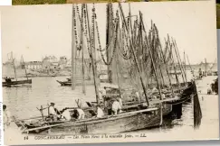  ??  ?? LEFT Max saw a ghostly fleet of black fishing boats like those depicted on this early 20th century postcard of Brittany