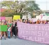  ??  ?? La protesta en Tulum, que inició a las 18:00 horas, se dirigió hacia la explanada del Palacio Municipal al grito de “¡Policía feminicida!”.