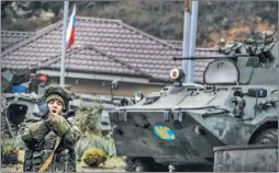  ?? AFP ?? SIN FOTOS. Un de los soldados de Moscú junto a un tanque.