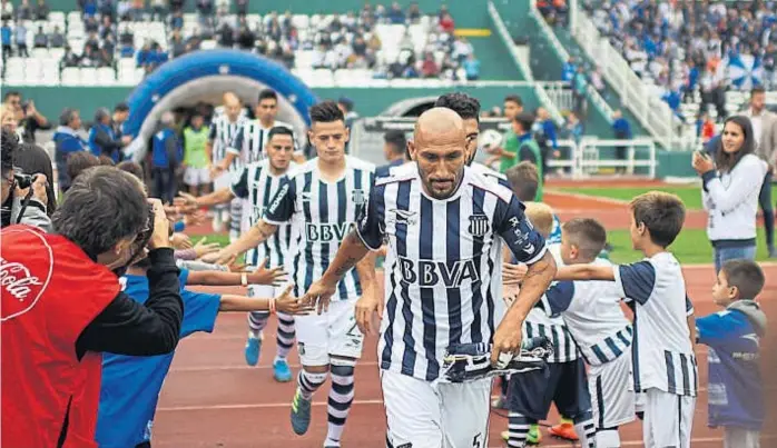  ?? (P. CASTILLO) ?? Guiñazú eterno. El capitán de Talleres y su motor 3.9, una de las historias más comentadas del equipo que dirige Frank Kudelka. Es el único escolta del líder Boca y lo visitará el 1° de abril.