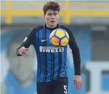  ??  ?? I talenti Sopra, Davide Bettella, in arrivo dalla primavera dell’Inter. A destra, Alessandro Bastoni, venduto dall’Atalanta per 10 milioni: va subito all’Inter