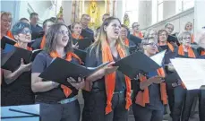  ?? FOTO: OTTO SCHÖLLHORN ?? Der Gospelchor Frauenzell mit den Solistinne­n Thaya Klüpfel und Sieglinde Mayr im Vordergrun­d.