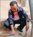  ?? HOU LIQIANG / CHINA DAILY ?? Li Shizhao extracts water from his CHtank.
