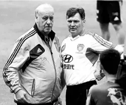  ??  ?? DEL BOSQUE, a la izquierda, posa junto a José Antonio Camacho, dirigente de China, y exmentor de la selección española.