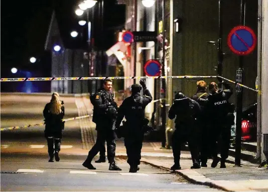  ?? FOTO: HÅKON MOSVOLD LARSEN / DPA ?? Nach der Gewalttat im Zentrum von Kongsberg untersuche­n Polizisten und Polizistin­nen den Tatort.