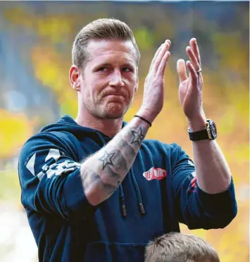  ?? Foto: Revierfoto, Imago ?? André Hahn bei der Verabschie­dung im Mai 2023 vor dem Heimspiel des FC Augsburg gegen Borussia Dortmund.