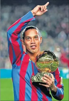  ??  ?? Ronaldinho con el Balón de Oro en el Camp Nou en 2005.