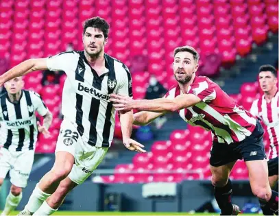  ?? EUROPA PRESS ?? Melero y Yeray Álvarez, durante el partido de Copa del Rey disputado ayer en San Mamés