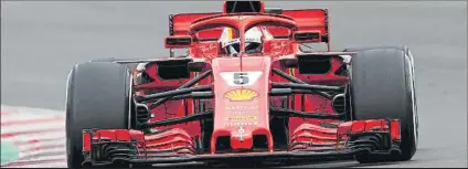  ??  ?? FERRARI · Vettel se postula como la gran amenaza para Lewis con su nuevo SF71H