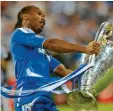  ?? Foto: dpa ?? Didier Drogba kann auf Vergebung hoffen, wenn er den geraubten Pokal den Münchnern übergibt.