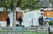  ??  ?? Forze dell’ordine Sul posto per ricostruir­e la dinamica dell’incidente mortale (Zanfron)