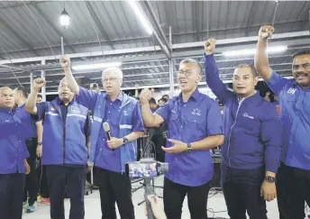  ?? Photo — Bernama ?? Ismail Sabri (third left), Tengku Zafrul (third right) and others rally the crowd during the gathering.