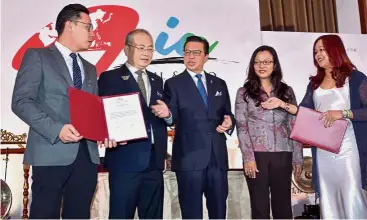  ??  ?? (From left) Adventure Capital Sdn Bhd CEO Fong Hon Yan, Dr Wee, Liow, China Embassy representa­tive Ma Jia and executive director of China HIstorical Brand Food Distributi­on Centre He Li Wen after signing the MoUs in Kuala Lumpur yesterday. Springboar­d: