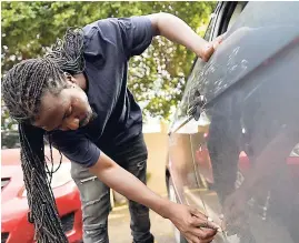  ?? GLADSTONE TAYLOR ?? Entertaine­r Influentia­l shows the bullet holes in his car after being attacked.