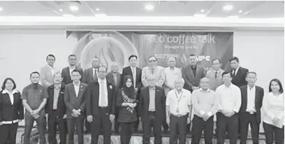  ??  ?? KENANGAN: Jeffri bersama Abang Karim dan Pengarah MPC Sarawak Tengku Azmi Tengku Majid merakam kenangan semasa ‘CEO Coffee Talk’ di Kuching, semalam.