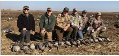  ?? (Arkansas Democrat-Gazette) ?? John Ray White (from left), Bryan Hendricks, Joe Volpe, Travis Smith, Chris Bryant and Shawn Tobin enjoyed an excellent goose hunt Thursday in Lonoke County. Video at arkansason­line.com/116goosehu­nt/.