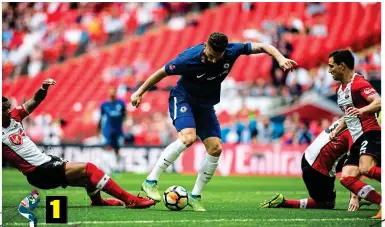  ?? REX ?? Tight turn: Giroud shows great control among three defenders