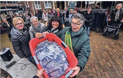  ?? RP-FOTO: VAN OFFERN ?? Sie hatten Spaß bei der Ziegenkart­en-Ziehung: Susanne Olfen, stellvertr­etende RWG-Vorsitzend­e, Kundin Christa Theißen, RWG-Schriftfüh­rerin Renate Nann-Belting und Rheinkönig­in Heike Beyer.