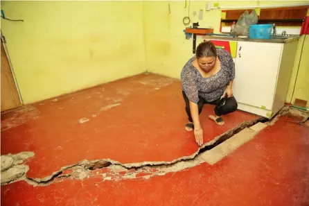  ?? JOHN durán ?? Shirley Chanto Vega, vecina de urbanizaci­ón Valladolid, en San Miguel de Desamparad­os, muestra las grietas en la cocina de su casa. Ella y su esposo prefieren no dormir ahí.