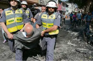  ?? Uriel Punk/Futura Press/Folhapress ?? Policiais militares detêm Suplicy durante reintegraç­ão de posse na zona oeste de SP