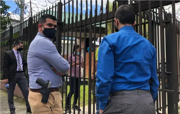  ?? Juan diego córdoba ?? Agentes judiciales notificaro­n a los integrante­s del Movimiento Rescate Nacional, reunidos en la Conferenci­a Episcopal.