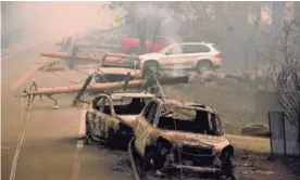  ?? AFP ?? Restos de autos y del tendido eléctrico en la zona de Paradise, una de las más afectadas por el gigantesco incendio llamado “Camp Fire”.