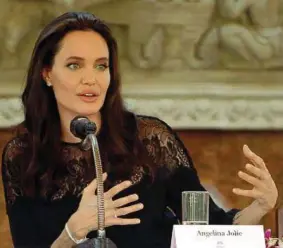  ??  ?? Attrice Angelina Jolie, 44 anni, ha effettuato una doppia mastectomi­a per sfuggire al rischio di tumore alla mammella a causa della mutazione del gene Brca1 presente nel suo patrimonio genico