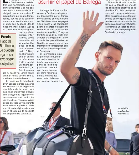  ??  ?? Ivan Rakitic saluda a los aficionado­s.